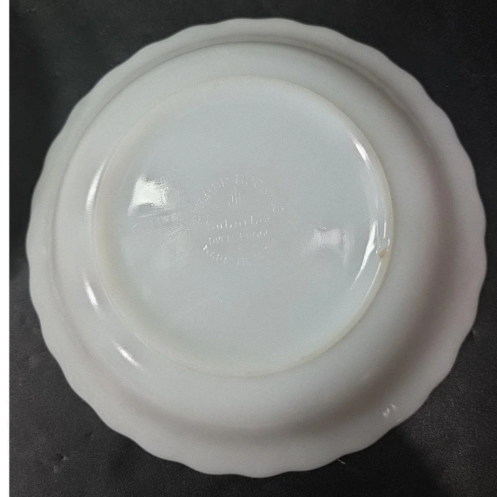 Anchor Hocking Fire King Swirl Bowls Set of 4 Vintage Milk Glass‎